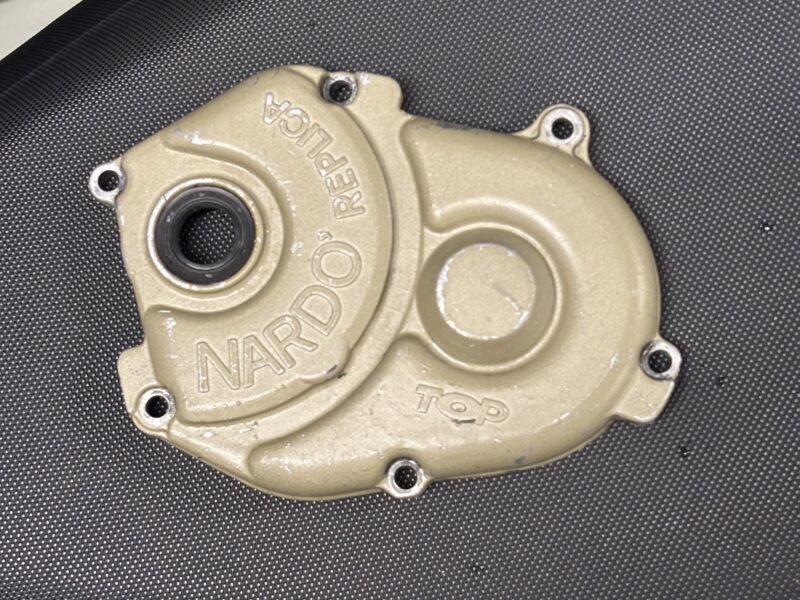 SJÆLDENT UDGÅET Top Performance Nardo Replica Geardæksel (Lang Mina)