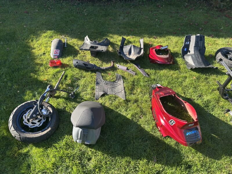 Hot 50 dele, 2 stel røde skjolde er solgt